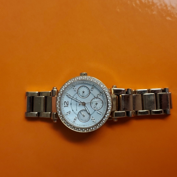 Michael Kors Women's Parker Mother of Pearl Dial Rose Gold Tone Watch - Picture 3 of 8